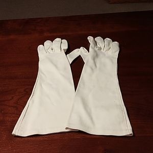 1 pair vintage beige gloves. Size 6 1/2.  Very well made glove.